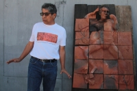 Lunes 8 de enero del 2018. Chiapa de Corzo. Robertoni, Artista plástico lleva su Mural de la Ignominia a la entrada del edificio de la administración estatal