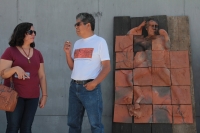 Lunes 8 de enero del 2018. Chiapa de Corzo. Robertoni, Artista plástico lleva su Mural de la Ignominia a la entrada del edificio de la administración estatal