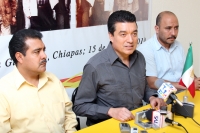 Martes 7 de Febrero del 2012. Rutilio continuara aspirando la candidatura y afirma que el consejo político del PRD continua ausente del PRD. Tuxtla Gutiérrez, Chiapas. En conferencia de prensa el senador Rutilio Escandón Cadena habla sobre el proceso de s