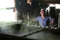 Viernes 25 de julio del 2014. Ixtapa. Un grupo familiar preserva la elaboración artesanal de Sal de Ixtapa la cual es utilizada para la elaboración de comida y medicina tradicional en las comunidades de los Altos de Chiapas.