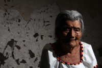 Viernes 25 de julio del 2014. Ixtapa. Doña Angélica Hernández Ramírez  de 101 años de edad es considerada la última mujer hablante de lengua tsotsil que conserva la vestimenta de la tradición “Salera” de esta comunidad chiapaneca.
