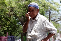 Jueves 20 de julio del 2017. Tuxtla Gutiérrez. El saludo de un indigente en el bulevar de la prolongación de la 5ª Norte.
