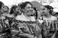 Domingo 14 de enero del 2018. Chiapa de Corzo. Saludos al Santo. Las Chiapanecas vestidas con su traje tradicional adornado con flores bordadas recorren las calles en una procesión para saludar al San Sebastián durante los primeros dí­as de la Fiesta de