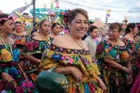 Domingo 14 de enero del 2018. Chiapa de Corzo. Saludos al Santo. Las Chiapanecas vestidas con su traje tradicional adornado con flores bordadas recorren las calles en una procesión para saludar al San Sebastián durante los primeros dí­as de la Fiesta de