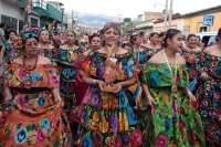 Domingo 14 de enero del 2018. Chiapa de Corzo. Saludos al Santo. Las Chiapanecas vestidas con su traje tradicional adornado con flores bordadas recorren las calles en una procesión para saludar al San Sebastián durante los primeros dí­as de la Fiesta de