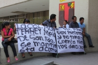 Jueves 2 de junio. Habitantes de la colonia Monterrey de San Fernando se manifiestan esta mañana en las entradas del edificio del gobierno del estado para exigir que sean cumplidas las demandas sociales y las obras que el ayuntamiento no ha realizado en e