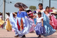 Miércoles 1 de febrero del 2017. San Fernando, Chiapas. La danza de Las Candelarias. Las mujeres y jóvenes de la comunidad visten el traje tradicional Zoque acompañado de un sombrero charro para bailar en las fiestas patronales de la virgen de la Candelar Miércoles 1 de febrero del 2017. San Fernando, Chiapas. La danza de Las Candelarias. Las mujeres y jóvenes de la comunidad visten el traje tradicional Zoque acompañado de un sombrero charro para bailar en las fiestas patronales de la virgen de la Candelar