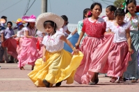 Miércoles 1 de febrero del 2017. San Fernando, Chiapas. La danza de Las Candelarias. Las mujeres y jóvenes de la comunidad visten el traje tradicional Zoque acompañado de un sombrero charro para bailar en las fiestas patronales de la virgen de la Candelar