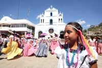 Miércoles 1 de febrero del 2017. San Fernando, Chiapas. La danza de Las Candelarias. Las mujeres y jóvenes de la comunidad visten el traje tradicional Zoque acompañado de un sombrero charro para bailar en las fiestas patronales de la virgen de la Candelar