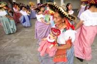 Miércoles 1 de febrero del 2017. San Fernando, Chiapas. La danza de Las Candelarias. Las mujeres y jóvenes de la comunidad visten el traje tradicional Zoque acompañado de un sombrero charro para bailar en las fiestas patronales de la virgen de la Candelar