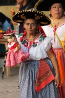 Miércoles 1 de febrero del 2017. San Fernando, Chiapas. La danza de Las Candelarias. Las mujeres y jóvenes de la comunidad visten el traje tradicional Zoque acompañado de un sombrero charro para bailar en las fiestas patronales de la virgen de la Candelar