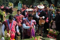 20231101. Zinacantan. Las comunidades de Los Altos de Chiapas celebran con ofrendas de frutas y flores en los panteones durante las fiestas del Día de Muertos