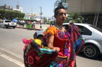 Domingo 17 de mayo del 2015. Tuxtla Gutiérrez. El recorrido del Carretón de San Pascualito dentro del calendario tradicional de los indígenas zoques, quienes acompañan a las replicas del famoso esqueleto con danzas y festejos propios de esta cultura de la