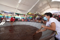 Sábado 20 de agosto del 2016. Tuxtla Gutiérrez. La Jícara de Pozol Más Grande Del Mundo. La llamada “la jícara de pozol más grande del mundo” es elaborada por miembros de la comunidad del Barrio de San Roque y es brindada a los participantes de los festej