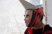 Viernes 5 de abril del 2019. Chiapa de Corzo. La Danza del Caballito o Ñumbañuli.  Algunos jóvenes chiapacorceños bailan bajo el sol de mediodía vestidos con atavíos indígenas y máscaras de madera y caballitos de petate