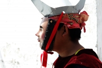 Viernes 5 de abril del 2019. Chiapa de Corzo. La Danza del Caballito o Ñumbañuli.  Algunos jóvenes chiapacorceños bailan bajo el sol de mediodía vestidos con atavíos indígenas y máscaras de madera y caballitos de petate