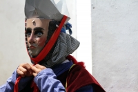 Viernes 5 de abril del 2019. Chiapa de Corzo. La Danza del Caballito o Ñumbañuli.  Algunos jóvenes chiapacorceños bailan bajo el sol de mediodía vestidos con atavíos indígenas y máscaras de madera y caballitos de petate