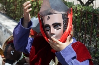 Viernes 5 de abril del 2019. Chiapa de Corzo. La Danza del Caballito o Ñumbañuli.  Algunos jóvenes chiapacorceños bailan bajo el sol de mediodía vestidos con atavíos indígenas y máscaras de madera y caballitos de petate