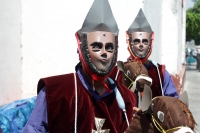 Viernes 5 de abril del 2019. Chiapa de Corzo. La Danza del Caballito o Ñumbañuli.  Algunos jóvenes chiapacorceños bailan bajo el sol de mediodía vestidos con atavíos indígenas y máscaras de madera y caballitos de petate