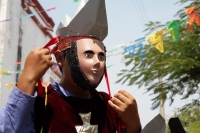 Viernes 5 de abril del 2019. Chiapa de Corzo. La Danza del Caballito o Ñumbañuli.  Algunos jóvenes chiapacorceños bailan bajo el sol de mediodía vestidos con atavíos indígenas y máscaras de madera y caballitos de petate