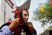 Viernes 5 de abril del 2019. Chiapa de Corzo. La Danza del Caballito o Ñumbañuli.  Algunos jóvenes chiapacorceños bailan bajo el sol de mediodía vestidos con atavíos indígenas y máscaras de madera y caballitos de petate