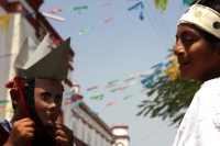 Viernes 5 de abril del 2019. Chiapa de Corzo. La Danza del Caballito o Ñumbañuli.  Algunos jóvenes chiapacorceños bailan bajo el sol de mediodía vestidos con atavíos indígenas y máscaras de madera y caballitos de petate