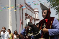 Viernes 5 de abril del 2019. Chiapa de Corzo. La Danza del Caballito o Ñumbañuli.  Algunos jóvenes chiapacorceños bailan bajo el sol de mediodía vestidos con atavíos indígenas y máscaras de madera y caballitos de petate