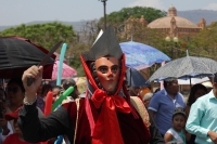 Viernes 5 de abril del 2019. Chiapa de Corzo. La Danza del Caballito o Ñumbañuli.  Algunos jóvenes chiapacorceños bailan bajo el sol de mediodía vestidos con atavíos indígenas y máscaras de madera y caballitos de petate