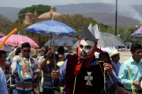 Viernes 5 de abril del 2019. Chiapa de Corzo. La Danza del Caballito o Ñumbañuli.  Algunos jóvenes chiapacorceños bailan bajo el sol de mediodía vestidos con atavíos indígenas y máscaras de madera y caballitos de petate