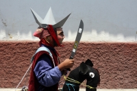 Viernes 5 de abril del 2019. Chiapa de Corzo. La Danza del Caballito o Ñumbañuli.  Algunos jóvenes chiapacorceños bailan bajo el sol de mediodía vestidos con atavíos indígenas y máscaras de madera y caballitos de petate
