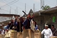 Viernes 5 de abril del 2019. Chiapa de Corzo. La Danza del Caballito o Ñumbañuli.  Algunos jóvenes chiapacorceños bailan bajo el sol de mediodía vestidos con atavíos indígenas y máscaras de madera y caballitos de petate