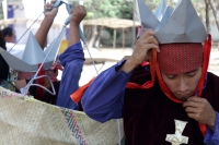 Viernes 5 de abril del 2019. Chiapa de Corzo. La Danza del Caballito o Ñumbañuli.  Algunos jóvenes chiapacorceños bailan bajo el sol de mediodía vestidos con atavíos indígenas y máscaras de madera y caballitos de petate