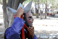 Viernes 5 de abril del 2019. Chiapa de Corzo. La Danza del Caballito o Ñumbañuli.  Algunos jóvenes chiapacorceños bailan bajo el sol de mediodía vestidos con atavíos indígenas y máscaras de madera y caballitos de petate