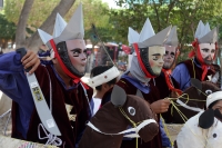 Viernes 5 de abril del 2019. Chiapa de Corzo. La Danza del Caballito o Ñumbañuli.  Algunos jóvenes chiapacorceños bailan bajo el sol de mediodía vestidos con atavíos indígenas y máscaras de madera y caballitos de petate