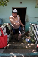 Martes 27 de agosto del 2019. Tuxtla Gutiérrez. Poco a poco los afectados de la fuerte lluvia de este lunes van regresando a las casas afectadas limpiando sus pertenencias y tratando de regresar a sus actividades cotidianas