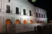 Domingo 22 de marzo del 2015. San Cristóbal de las Casas. Cada noche la barda del edificio municipal coleto recuerda que no se puede borrar la memoria.