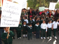 Lunes 7 de noviembre. Protestan niños de escuela coleta.