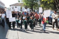 Lunes 7 de noviembre. Protestan niños de escuela coleta.