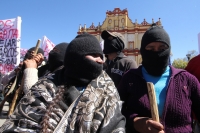 Martes 20 de noviembre del 2012. San Cristóbal de las Casas, Chiapas. Indígenas de varias colonias de San Cristóbal de las Casas marchan gritando consignas zapatistas durante las celebraciones de la Revolución Mexicana para exigir a las autoridades estata