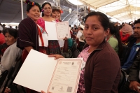 Miércoles 27 de enero del 2016. San Cristóbal de las Casas. Indígenas de varios estados de la República Mexicana reciben actas de nacimiento en esta ciudad del sureste durante la firma del Convenio  para Garantizar los Derechos a la Identidad de la Poblac