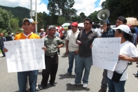 Sábado 8 de septiembre del 2012. San cristóbal de las Casas, Chiapas. El derrame de quimicos en la zona norte de la ciudad ha provocado la movilización de los vecinos de las colonias Lagos de MarÃa, San Juan de los Lagos y Maestros de México para exigir a Sábado 8 de septiembre del 2012. San cristóbal de las Casas, Chiapas. El derrame de quimicos en la zona norte de la ciudad ha provocado la movilización de los vecinos de las colonias Lagos de MarÃa, San Juan de los Lagos y Maestros de México para exigir a