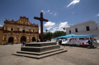 Lunes 16 de abril del 2012. La plaza de la paz y las manifestaciones de las comunidades indígenas