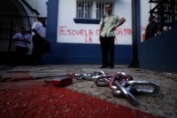 Martes 23 de agosto del 2016. Tuxtla Gutiérrez. Padres de familia de alumnos de la Secundaria Pública del Estado Número 1 discuten esta mañana cuando un grupo intenta romper algunos de los candados colocados por el Movimiento Magisterial en Contra de la R