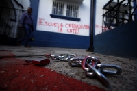 Martes 23 de agosto del 2016. Tuxtla Gutiérrez. Padres de familia de alumnos de la Secundaria Pública del Estado Número 1 discuten esta mañana cuando un grupo intenta romper algunos de los candados colocados por el Movimiento Magisterial en Contra de la R