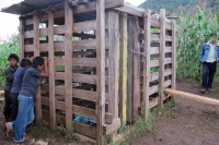 Domingo 12 de agosto del 2012. San Cristóbal de las Casas. Habitantes de la comunidad Mitziton, ubicada en las cercanías de Rancho Nuevo en San Cristóbal de las Casas, retuvieron más de un día a una persona que fue acusada por las autoridades tradicionale