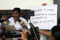 Martas 13 de junio del2017. Tuxtla Gutiérrez. Periodistas de protestan este medio día en el Congreso de Chiapas manifestando el apoyo del reportero Bautista Ibarias demandado por daño moral por la diputada priista Olvera. También se manifiesta la solidari