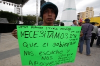 Jueves 27 de noviembre del 2014. Tuxtla Gutiérrez. Suturado de los labios escribe sus demandas a favor de los niños de la calle, sentado en las gradas de la estatua de Joaquín Miguel Gutiérrez en la entrada del ayuntamiento de la ciudad.