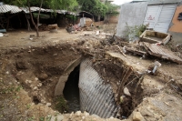 Martes 6 de septiembre del 2016. Tuxtla Gutiérrez. Los vecinos del Barrio San Francisco observan como poco a poco son demolidos los muros y el concreto de las calles afectadas durante las lluvias de la semana pasada, las cuales provocaran socavones en la 