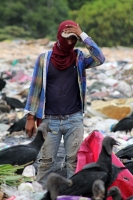 Jueves 9 de julio del 2015. Tapachula de Córdova y Ordoñez.El basurero municipal donde migrantes centroamericanos trabajan en la recolección de basura.