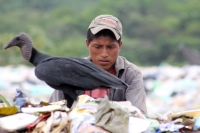 Jueves 9 de julio del 2015. Tapachula de Córdova y Ordoñez.El basurero municipal donde migrantes centroamericanos trabajan en la recolección de basura.